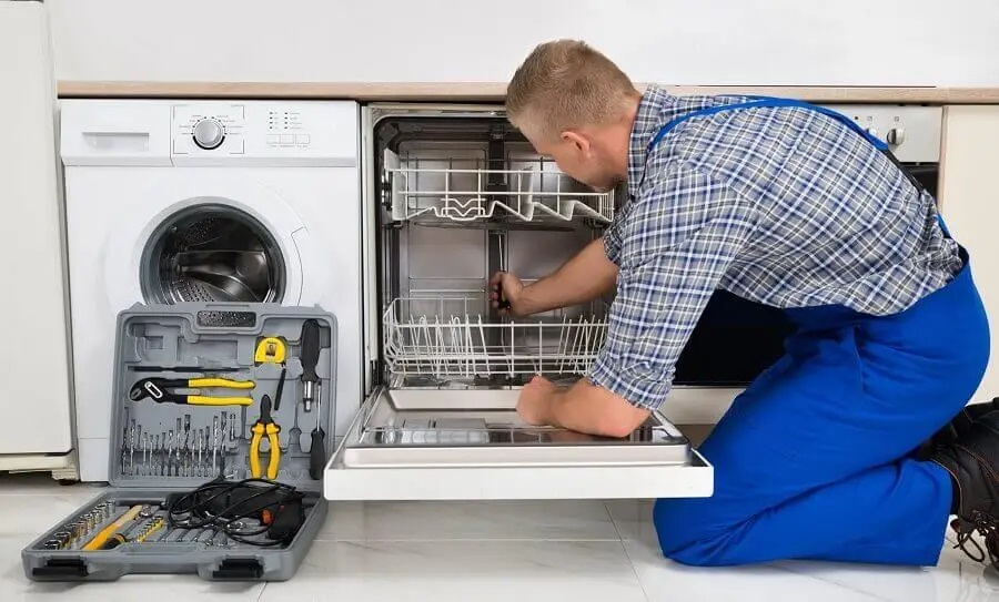 Serdivan Finlux servisi teknisyen ekibi beyaz eşya tamiri yaparken